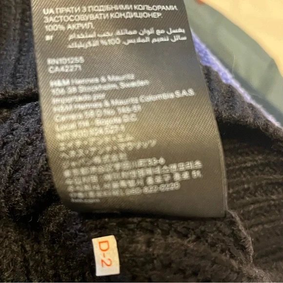 H&M Divided Black Knit Sleeveless V-Neck Wide Cut Sweater Vest Size Medium - Picture 9 of 14